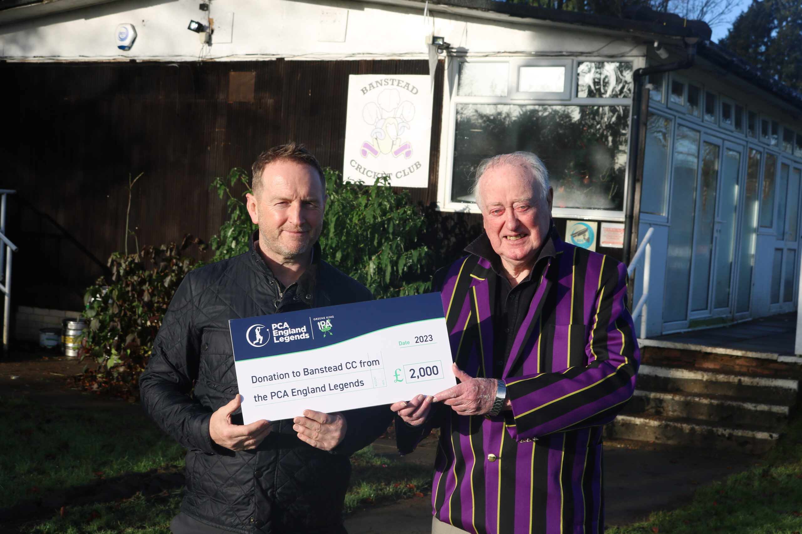 Surrey legend Ali Brown awards £2,000 to Banstead CC