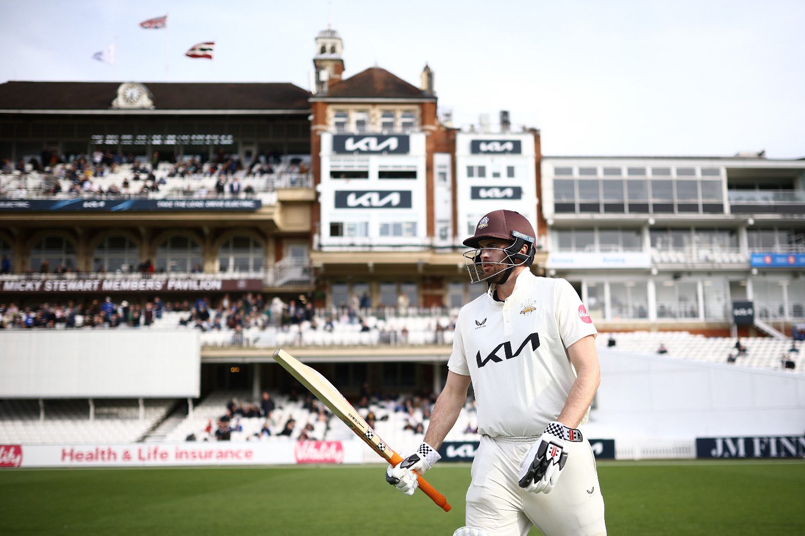 Sibley and Burns put Surrey into the lead