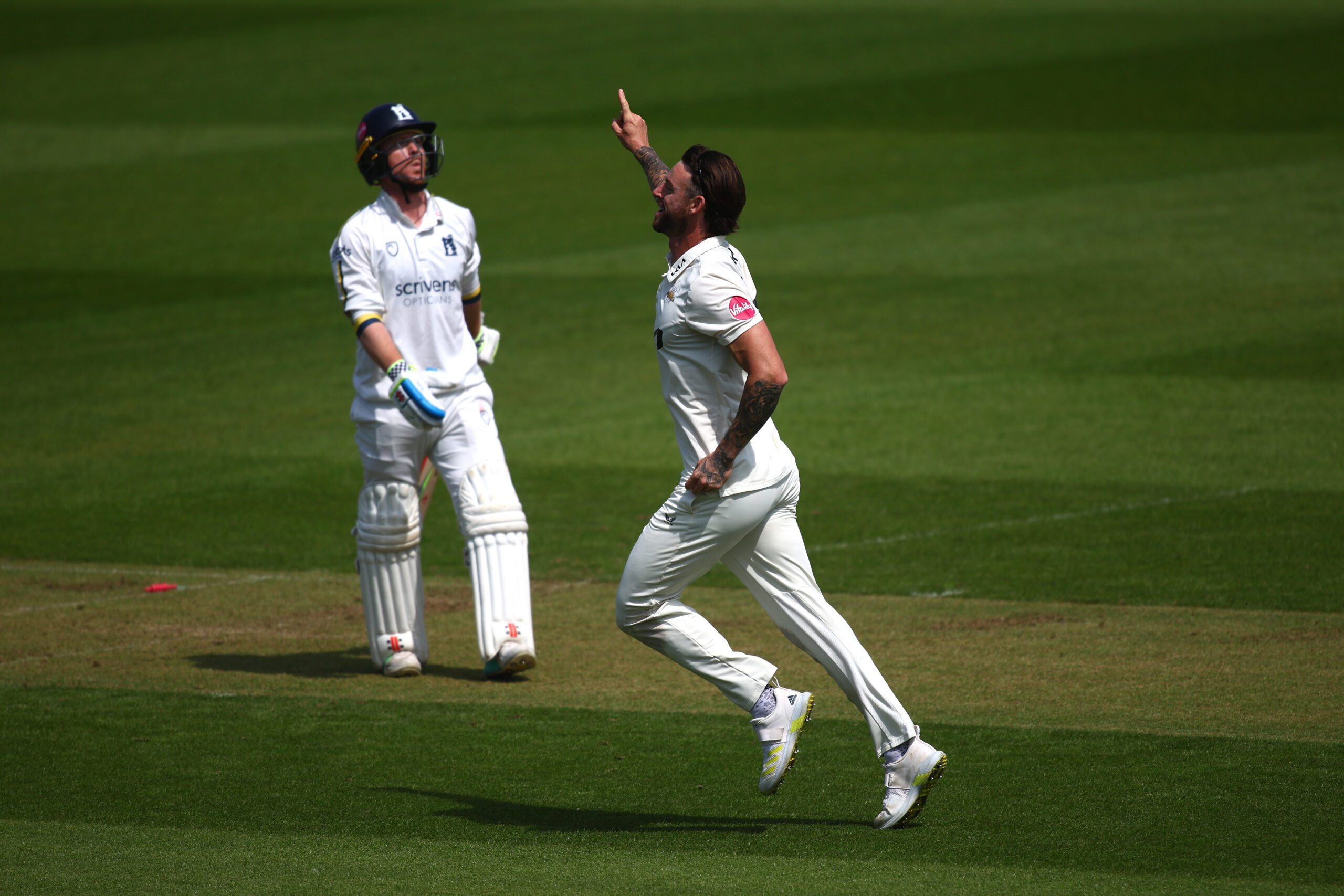 Surrey complete commanding win against Warwickshire