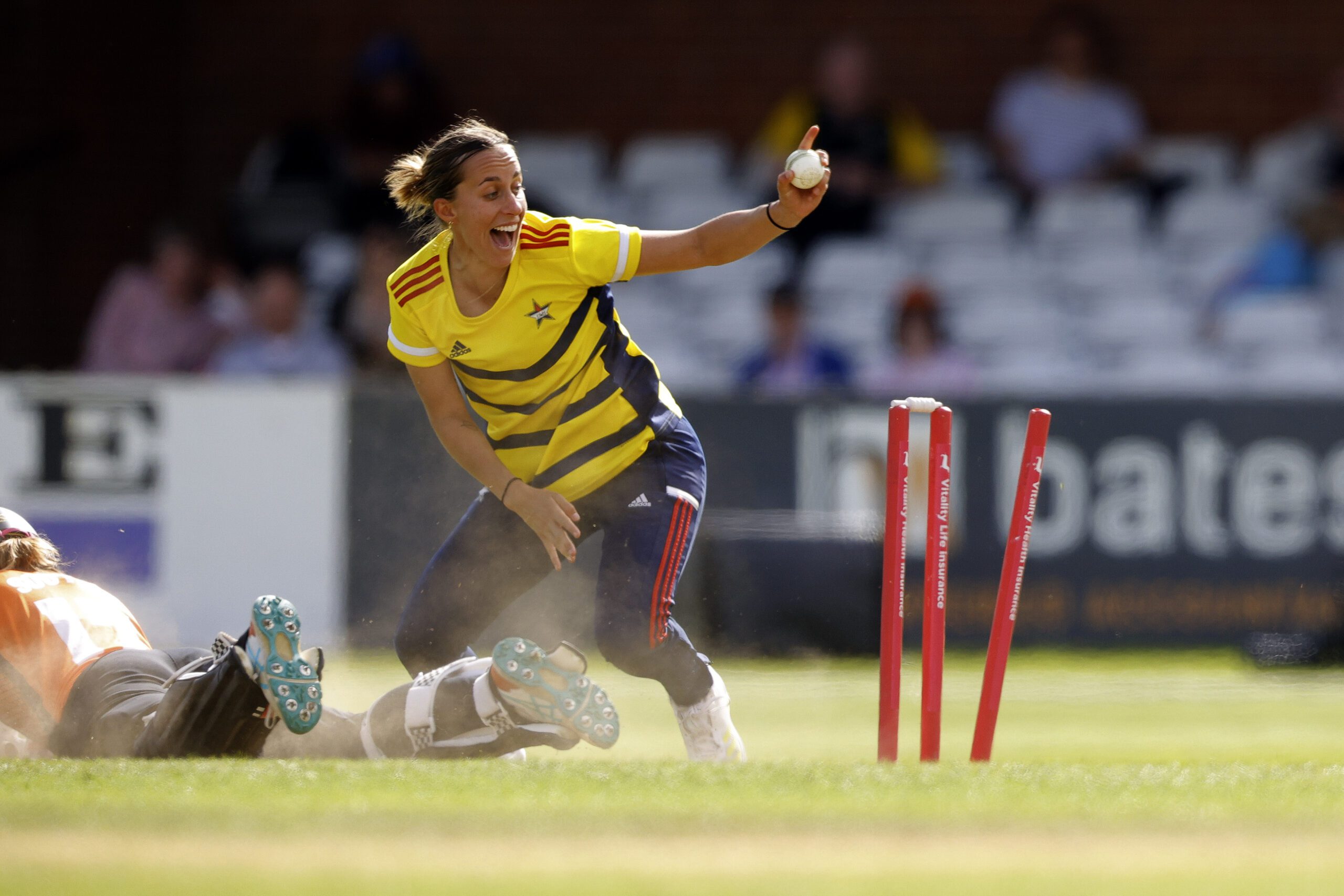 Tash Farrant signs for Surrey
