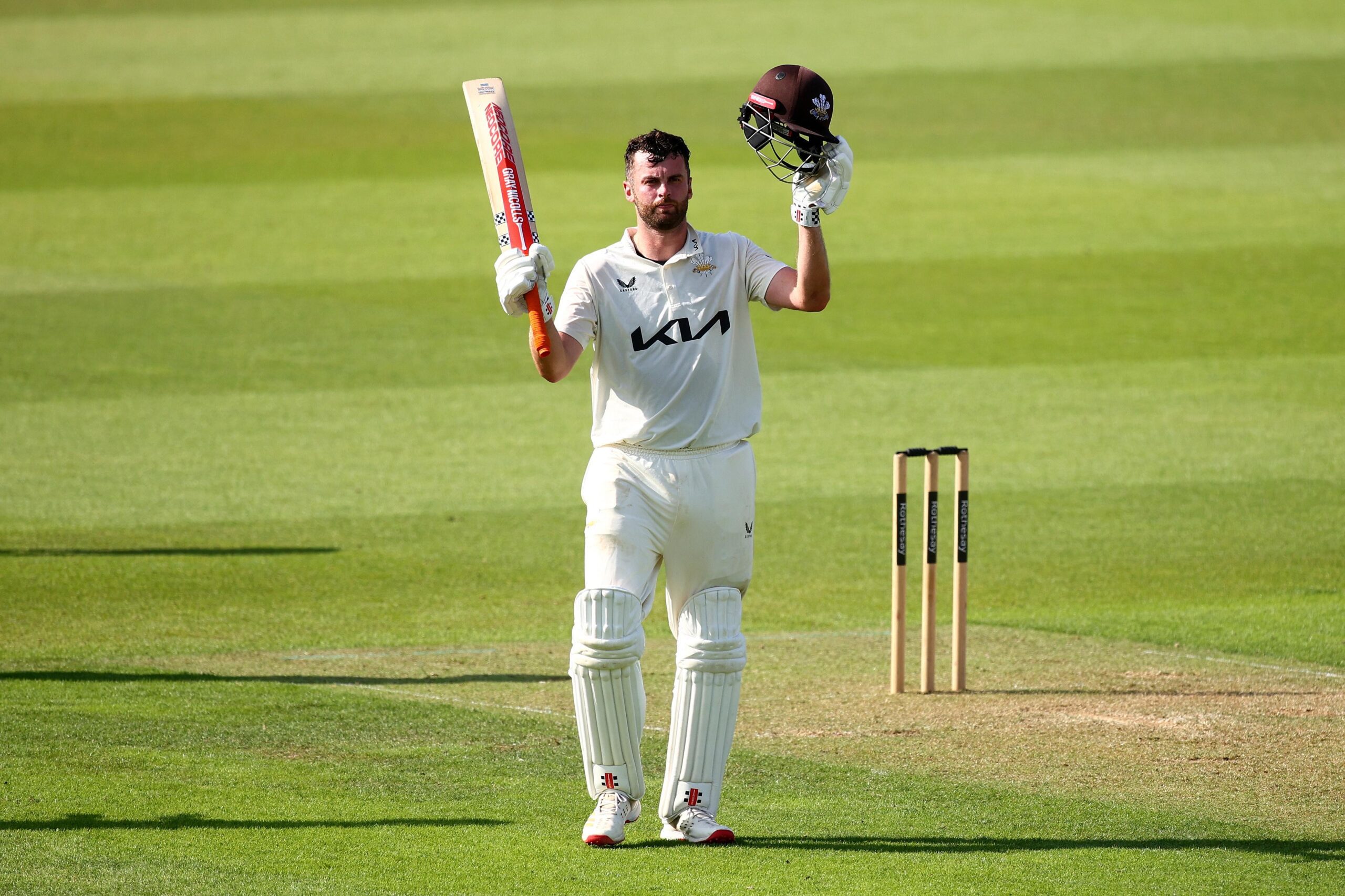 Twin tons set up Surrey at sun-drenched Kia Oval