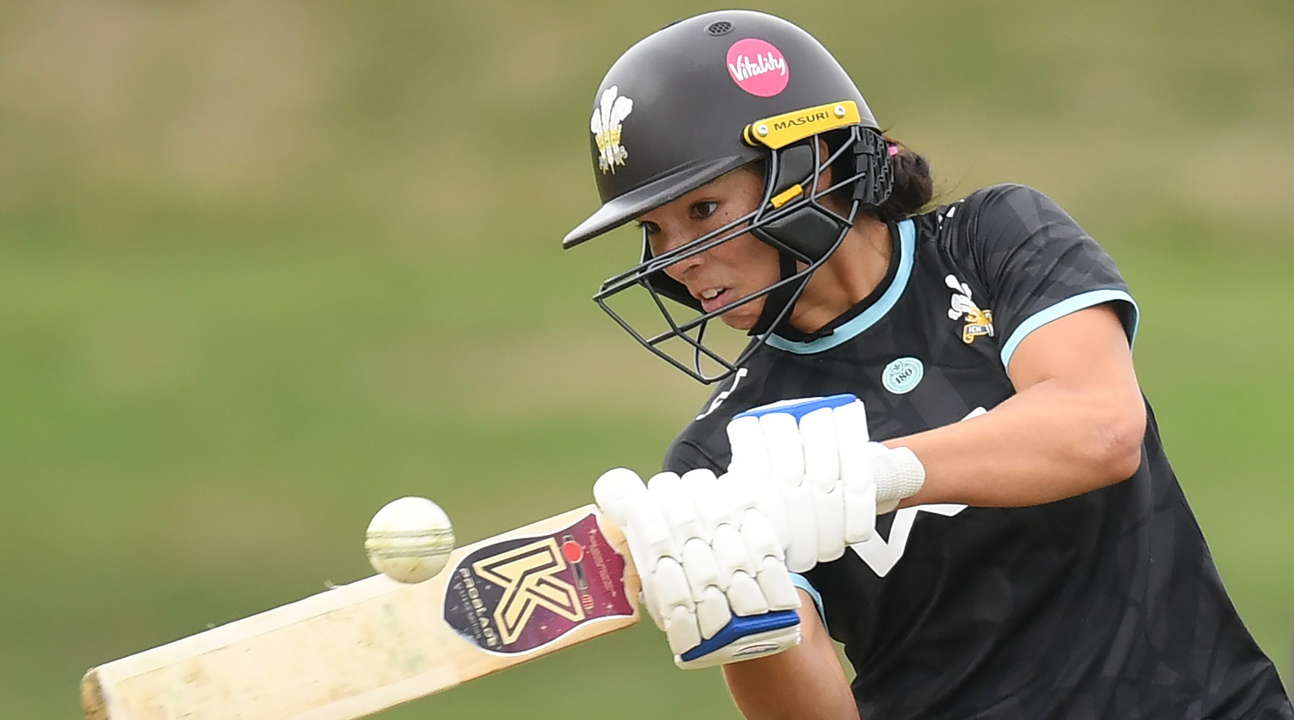 All-rounder Emma Jones to leave Surrey